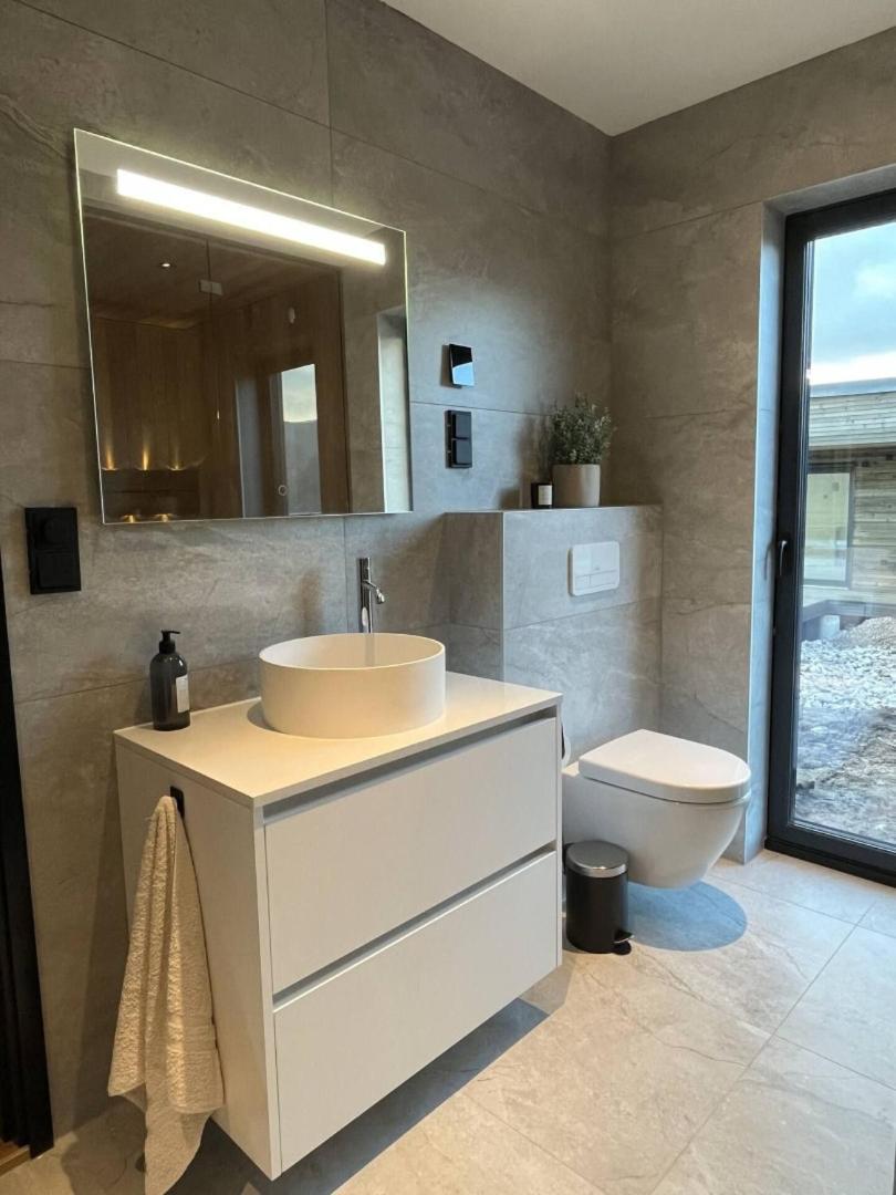 Med Jacuzzi, Summer&winter Retreat Holiday home Lyngvaeret